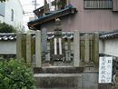 円通寺の境内に建立されている戸田氏鉄の五輪塔