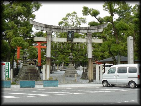 八幡神社境内正面に設けられた石鳥居、石造社号標、石燈篭