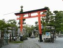 八幡神社参道の石畳と朱塗りの木製鳥居