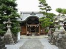 八幡神社参道先にある拝殿と石燈篭
