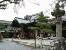 八幡神社拝殿右斜め前方と石燈篭