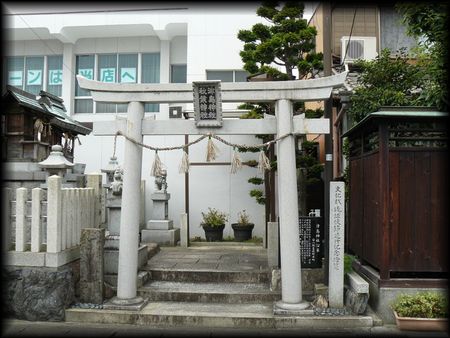 琉球施設通行記念灯籠が建立されている津島神社の石燈籠