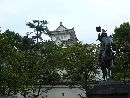 大垣城の城主だった戸田氏鉄の銅像から垣間見える天守閣