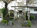 墨俣宿（大垣市）の石碑と小社がある町並み：写真