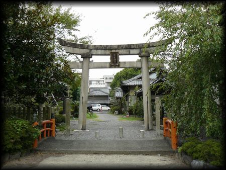 常葉神社境内正面に設けられた石鳥居と神橋