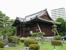 常葉神社拝殿右斜め前方と植栽を撮影した画像
