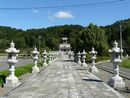 来振神社の聖域に続く長い石畳の参道と両側に設けられた石燈籠
