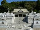 来振神社拝殿前に設けられた石垣と石造玉垣と石造狛犬