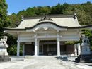 来振神社の近代的な拝殿と石造狛犬
