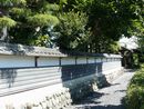 野村藩邸宅跡に設けられた堀と土塀