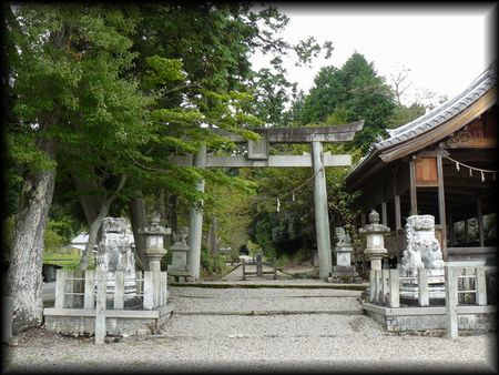 ���|�����{�������ʂɐ݂���ꂽ�咹���ƐΑ������ƐΓ��U