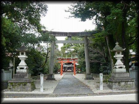 �t���_�Ћ������ʂɐ݂���ꂽ�Β����ƐΓ��U�Ƒ��