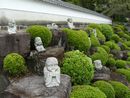 千手院のよく整備された庭園に安置されているユーモラスな石仏