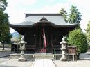 八幡神社参道石畳から撮影した拝殿と石燈籠