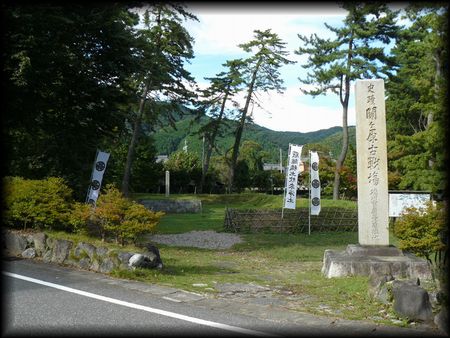 徳川家康最後陣地に設けられた石造標を撮影した画像