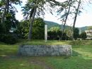 徳川家康最後陣地に整備された石垣の基礎とその上に設置された石碑