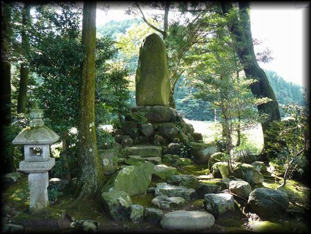 島津義弘陣跡に建立されている自然石を利用した石碑と石燈籠