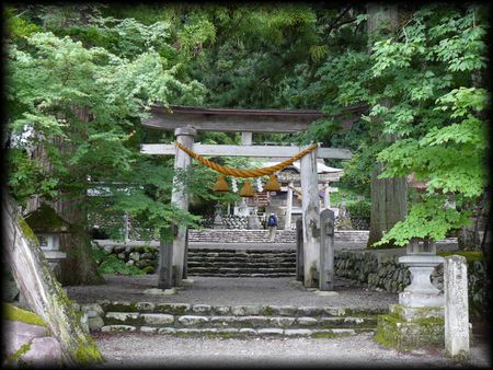 白川八幡神社境内正面に設けられた木製鳥居と石燈篭