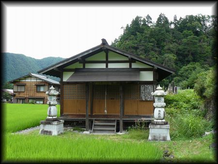 ���싽�F�O�@���̐��ʂƂ��̑O�ɒu���ꂽ�Γ���