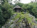 永保寺境内庭園背後に聳える梵音巌と流れ落ちる梵音の滝（飛瀑泉）