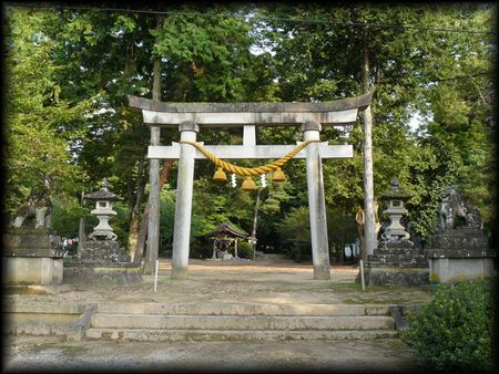 荒城神社境内正面に設けられた石鳥居と石燈篭と石造狛犬