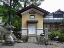 荏名神社境内に設けられたポップな印象を受ける荏野文庫土蔵