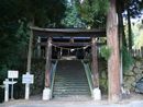 阿多由太神社の歴史が感じられる木製鳥居と苔むした石垣と石段