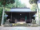 阿多由太神社の格式が感じられる拝殿正面と聖域を守護する石造狛犬
