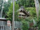 阿多由太神社本殿覆い屋と石造玉垣を撮影した画像