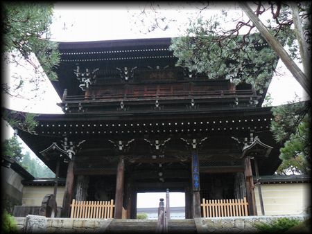 大雄寺参道石段から見上げた格式が感じられる重厚な山門
