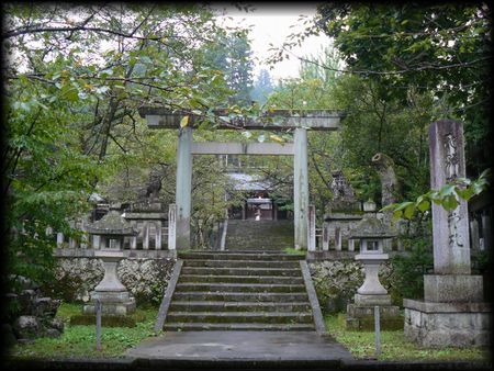 飛騨護国神社境内（高山城旧三の丸）正面に設けられた石鳥居と石造社号標と石燈籠
