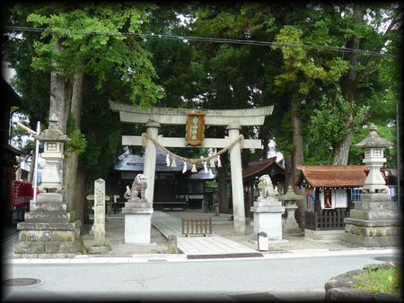 一本杉白山神社境内正面の石鳥居と石燈籠と石造狛犬