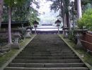 日枝神社の歴史が感じられる参道の苔むした石段と石燈籠