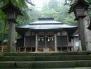 日枝神社石段から見た拝殿正面と木製燈籠