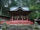 日枝神社の旧本殿を再利用した弁柄色が印象的な富士神社社殿