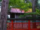 東山白山神社本堂を左側面が写した写真