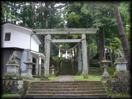 東山神明神社境内正面に設けられた石鳥居と石造狛犬と石燈籠
