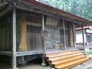 飯山寺本堂（観音堂）の外壁とその前に安置されている円空仏を模した木像