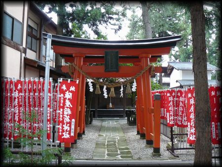 陣屋稲荷神社の社殿に導く複数の稲荷鳥居と苔むした参道の石畳