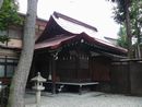 陣屋稲荷神社社殿を右斜め正面から撮影した画像