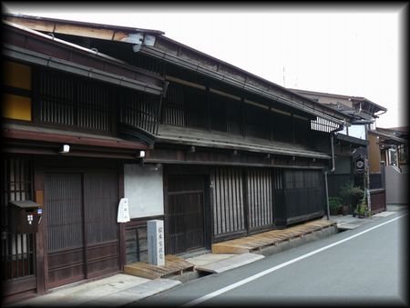 松本家住宅主屋を左斜め正面から撮影した画像