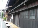 松本家住宅主屋1階格子戸を縦長のアングルで写した画像
