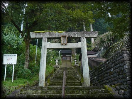 杉箇谷神明社参道石段に設けられた石鳥居と石段