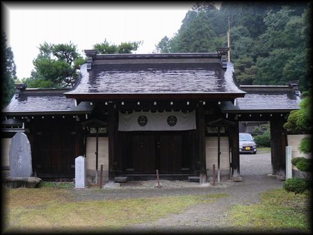 �Ƙ@���������ʂɐ݂���ꂽ�R��