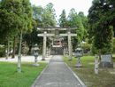 白山神社参道沿いにある石鳥居と石燈篭