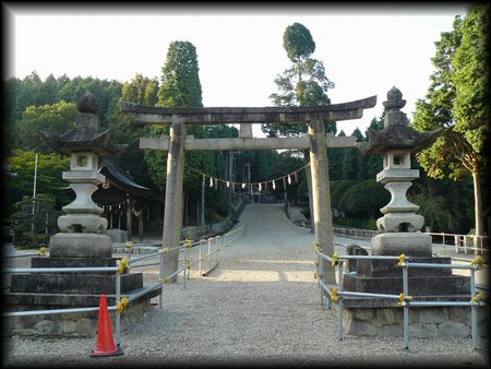 八幡神社境内正面に設けられた石鳥居と石燈篭