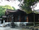 八幡神社拝殿右斜め前方と聖域を守護する石造狛犬