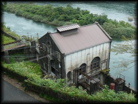 旧放水口発電所を高所から見下ろした画像