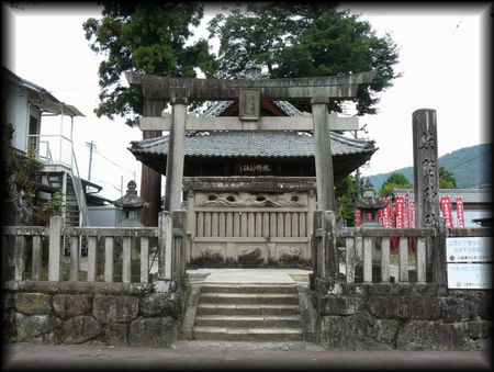 熊野神社境内正面に設けられた石鳥居と石造玉垣、石造社号標
