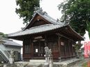 熊野神社拝殿とその前に安置されている石造狛犬